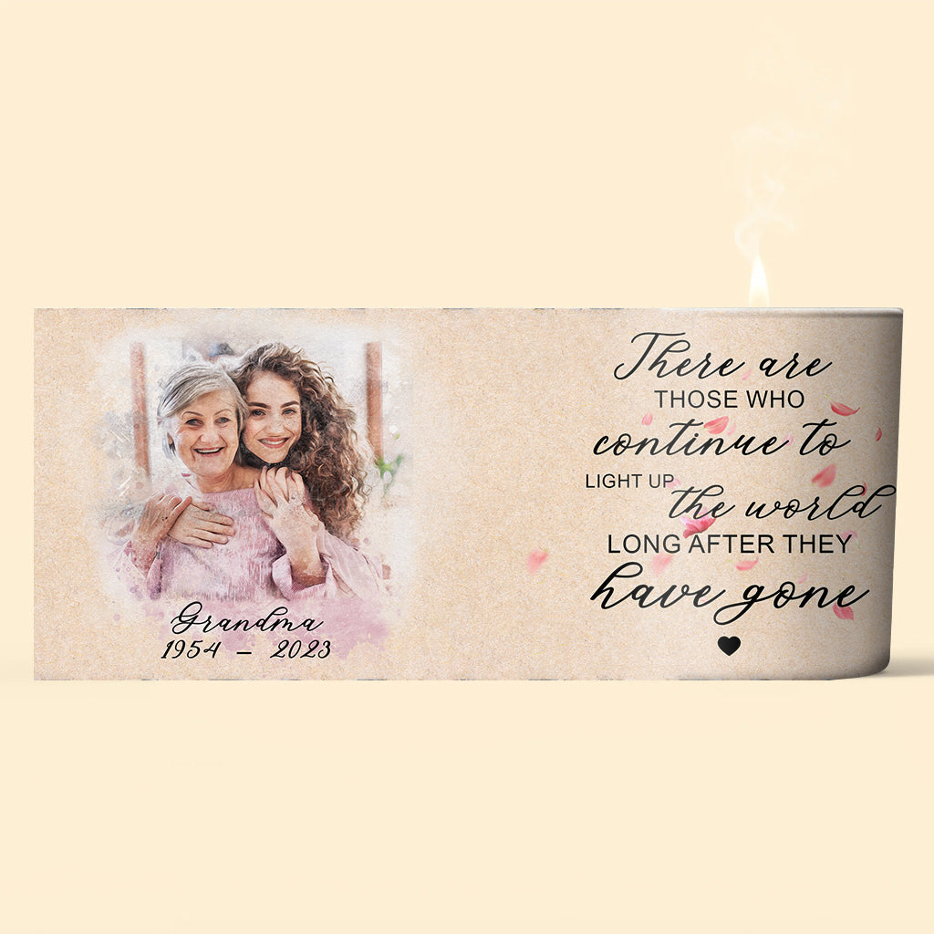Es gibt jene, die die Welt weiterhin erleuchten – Gedenkgeschenk zum Verlust – Personalisierte Kerze mit Holzdeckel