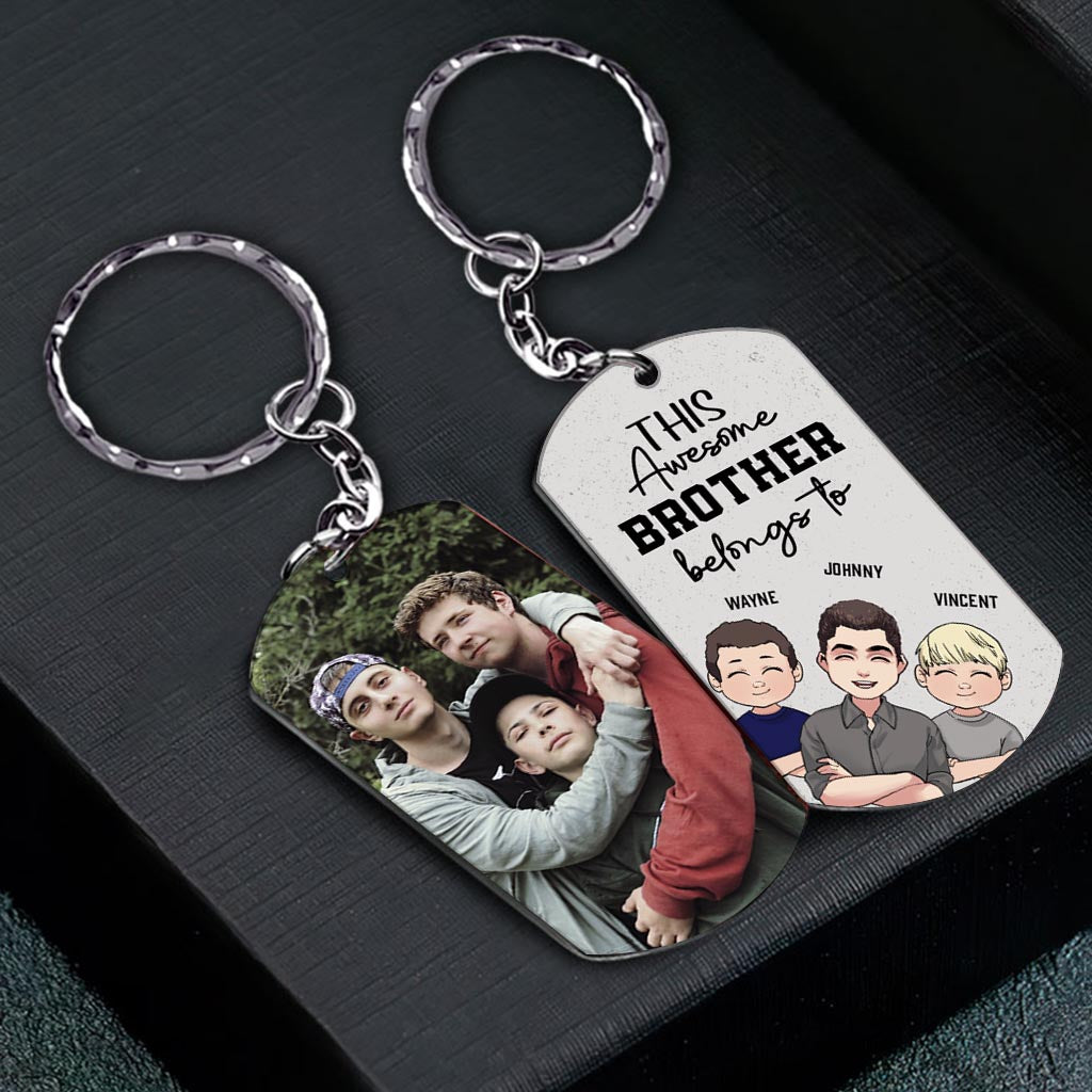 Dieser tolle Papa gehört dazu – Geschenk für Papa, Onkel, Bruder, Opa – Personalisierter Edelstahl-Schlüsselanhänger