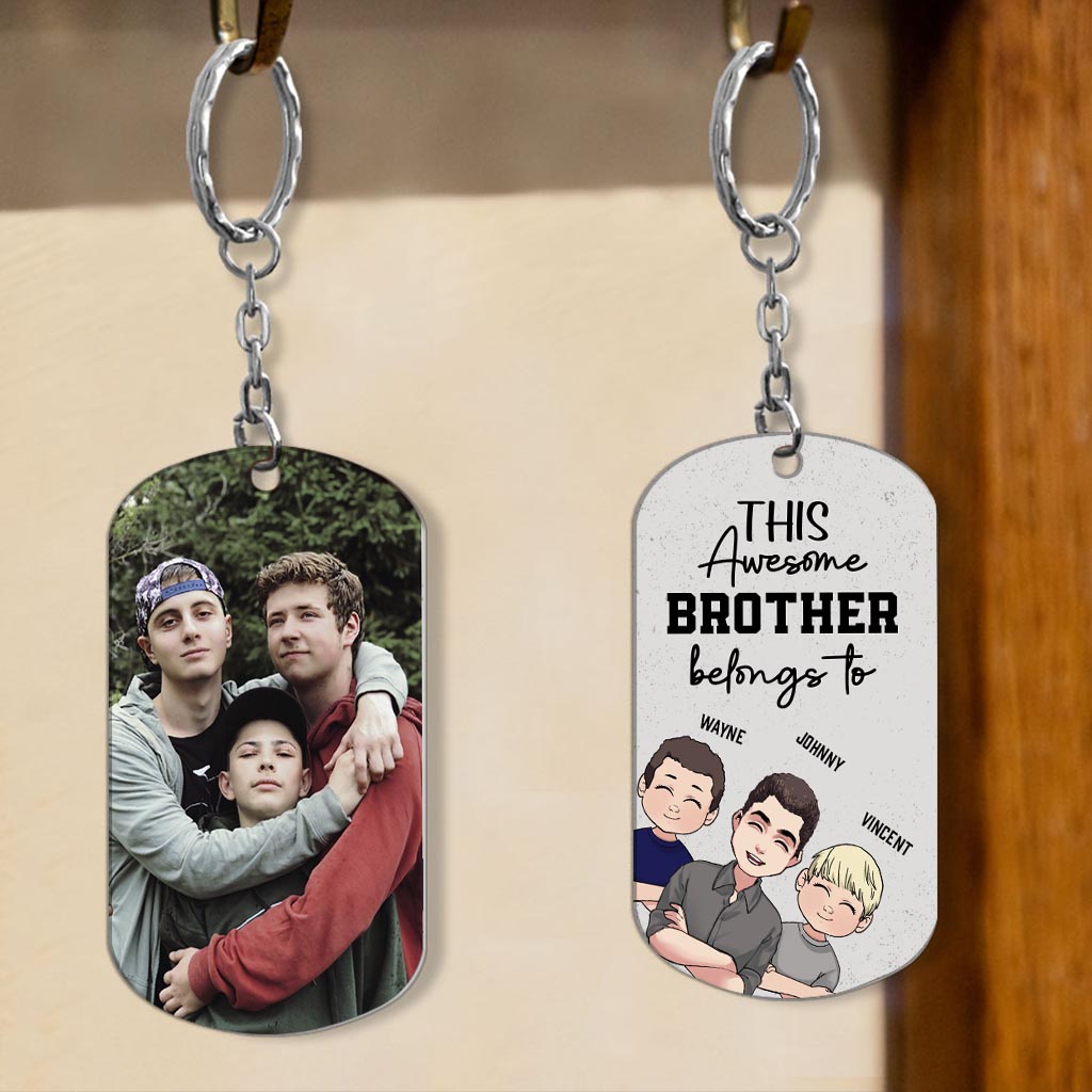 Dieser tolle Papa gehört dazu – Geschenk für Papa, Onkel, Bruder, Opa – Personalisierter Edelstahl-Schlüsselanhänger