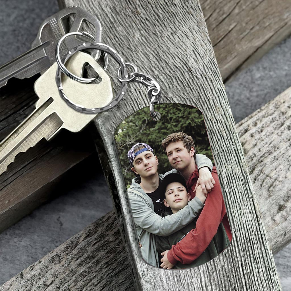 Dieser tolle Papa gehört dazu – Geschenk für Papa, Onkel, Bruder, Opa – Personalisierter Edelstahl-Schlüsselanhänger