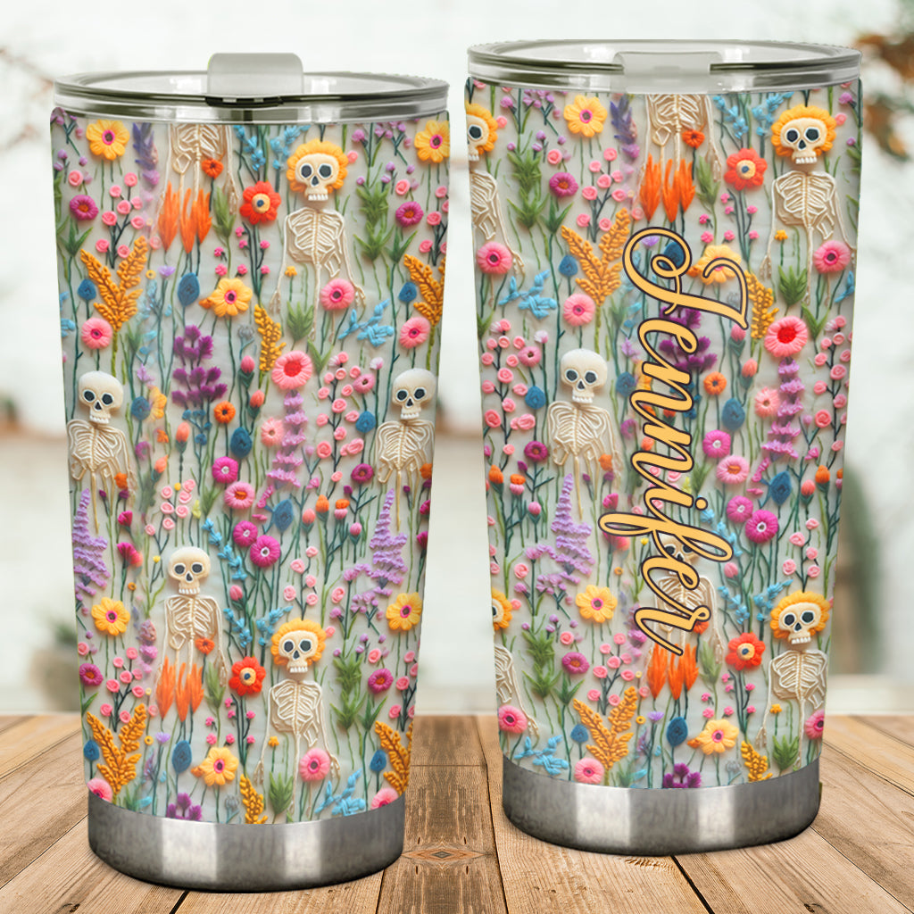 Personalisierter Totenkopf-Trinkbecher mit Blumenskelett