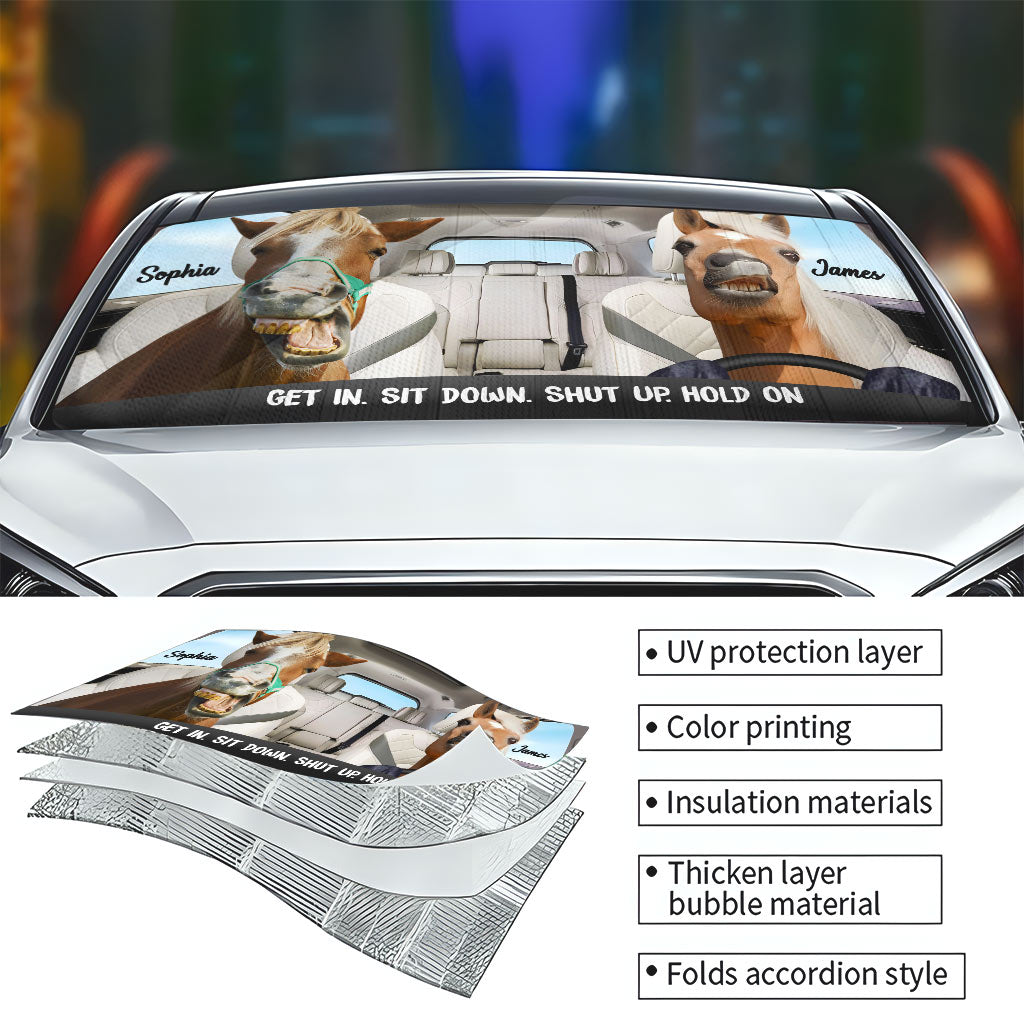 Einsteigen, hinsetzen – personalisierter Sonnenschutz für Pferdewagen