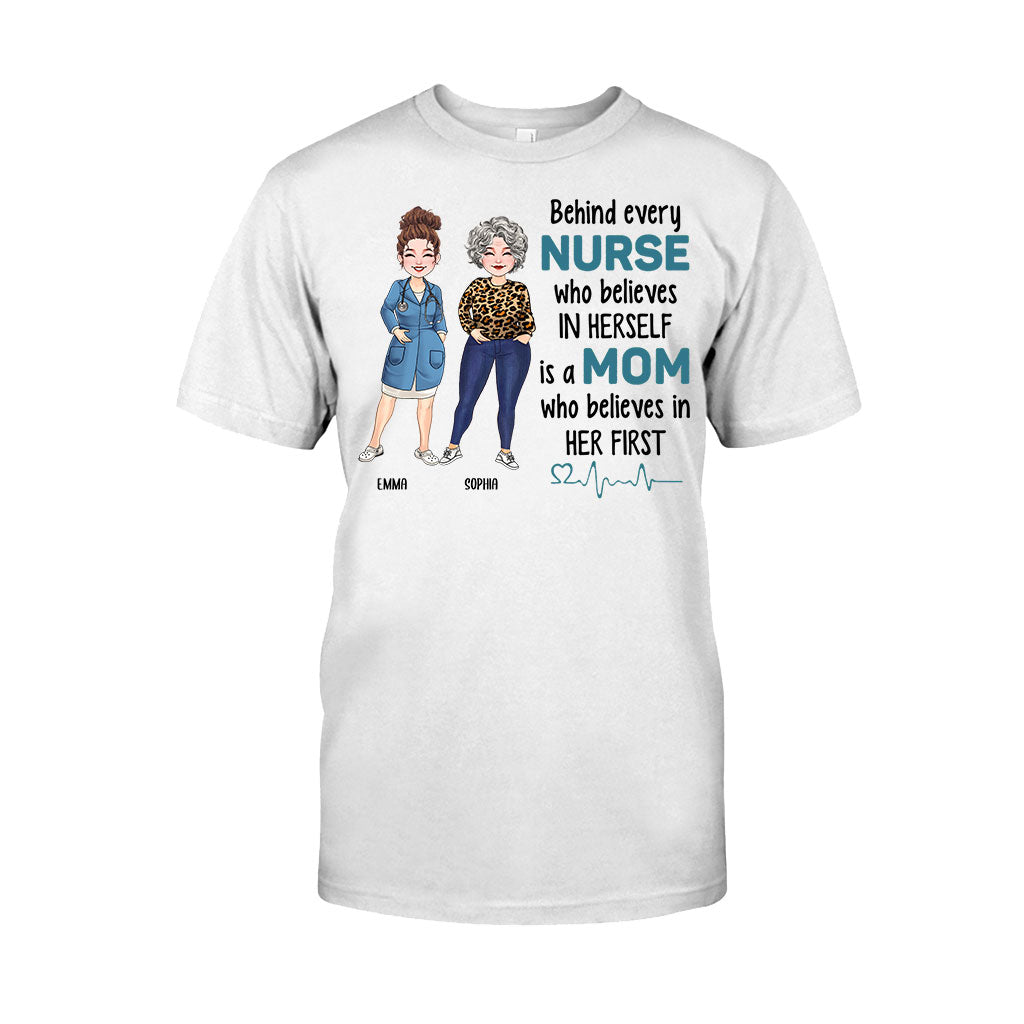 Hinter jeder Krankenschwester, die an sich selbst glaubt – personalisiertes T-Shirt und Hoodie für Krankenschwestern