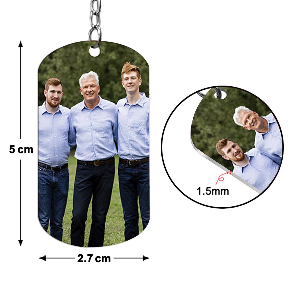 Dieser tolle Papa gehört dazu – Geschenk für Papa, Onkel, Bruder, Opa – Personalisierter Edelstahl-Schlüsselanhänger