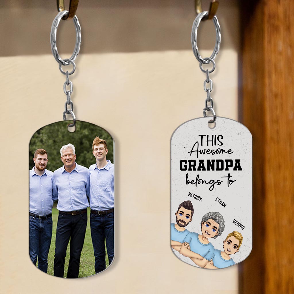 Dieser tolle Papa gehört dazu – Geschenk für Papa, Onkel, Bruder, Opa – Personalisierter Edelstahl-Schlüsselanhänger