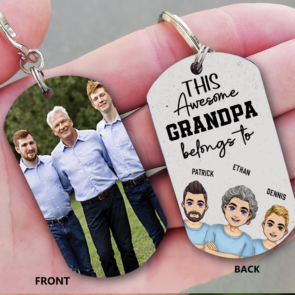 Dieser tolle Papa gehört dazu – Geschenk für Papa, Onkel, Bruder, Opa – Personalisierter Edelstahl-Schlüsselanhänger