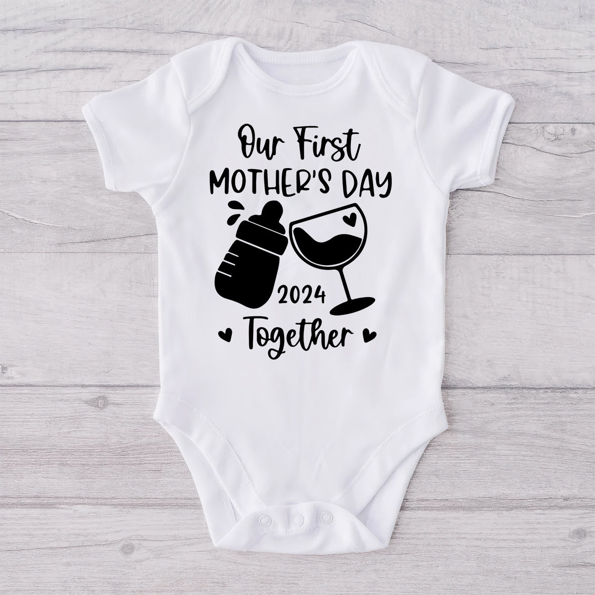 Unser erster gemeinsamer Muttertag – Milch und Wein – personalisiertes Mutter-T-Shirt und Baby-Body