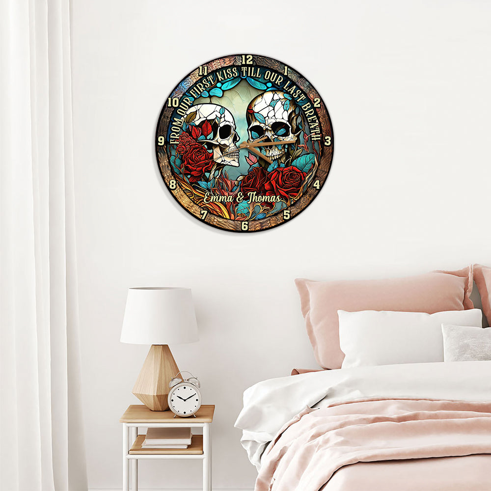 Von unserem ersten Kuss - Personalisierte Totenkopf-Wanduhr