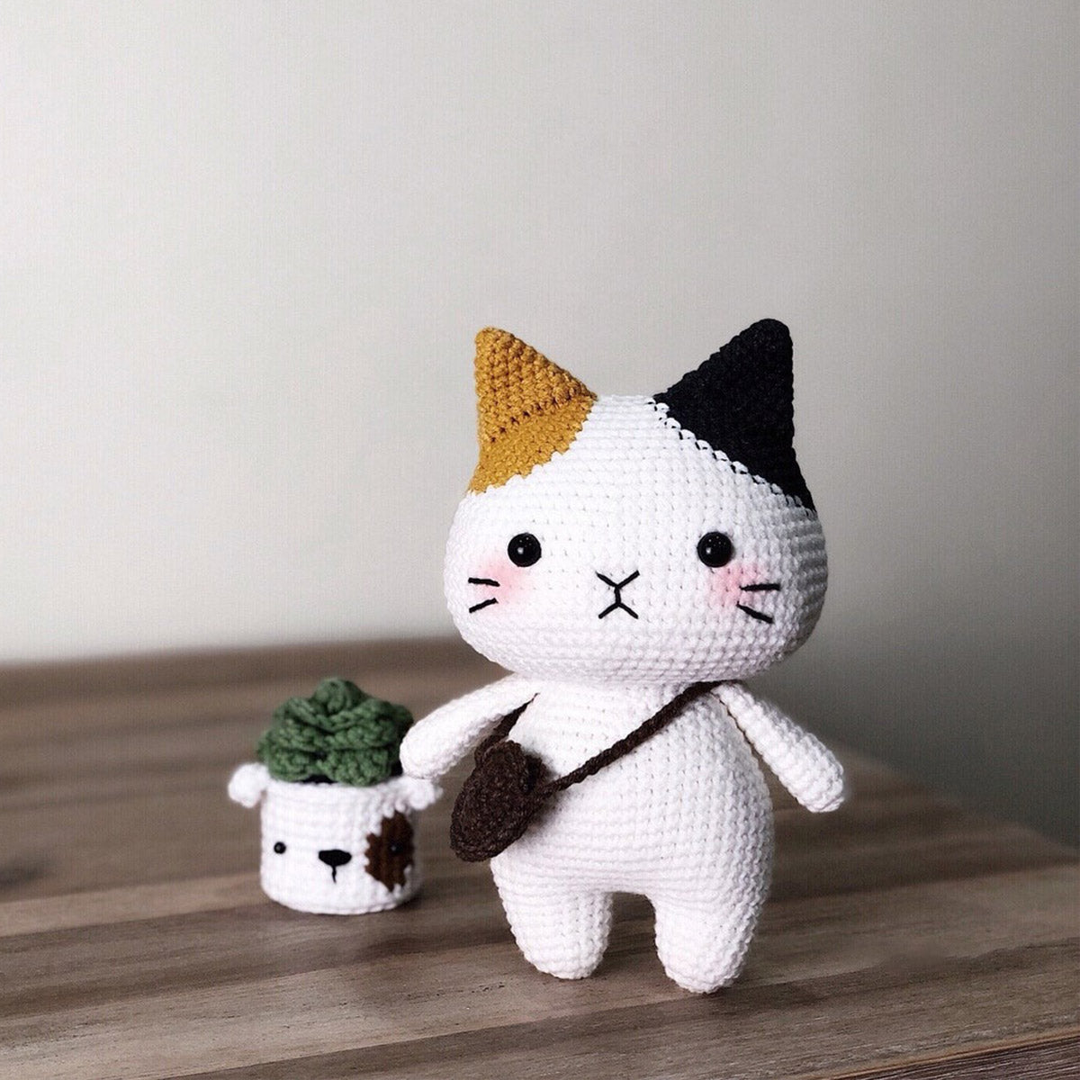 Gehäkelte Amigurumi-Katze – Geschenk für Katzenliebhaber – Personalisierte handgestrickte Puppe