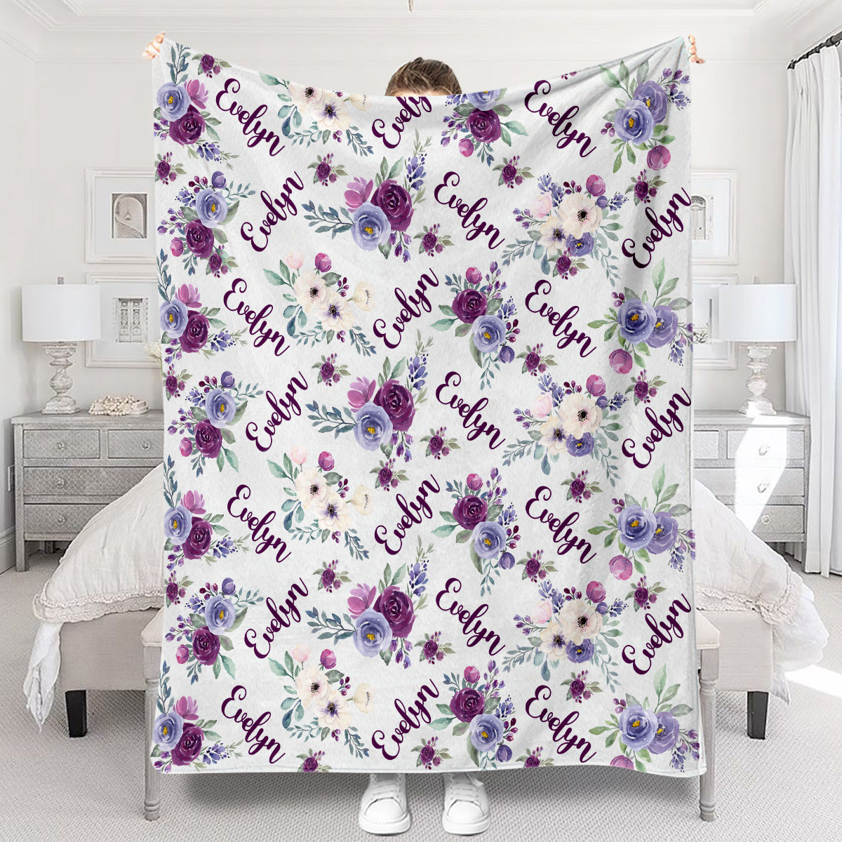 Personalisierte Babydecke mit lila Blumen und individuellem Namen