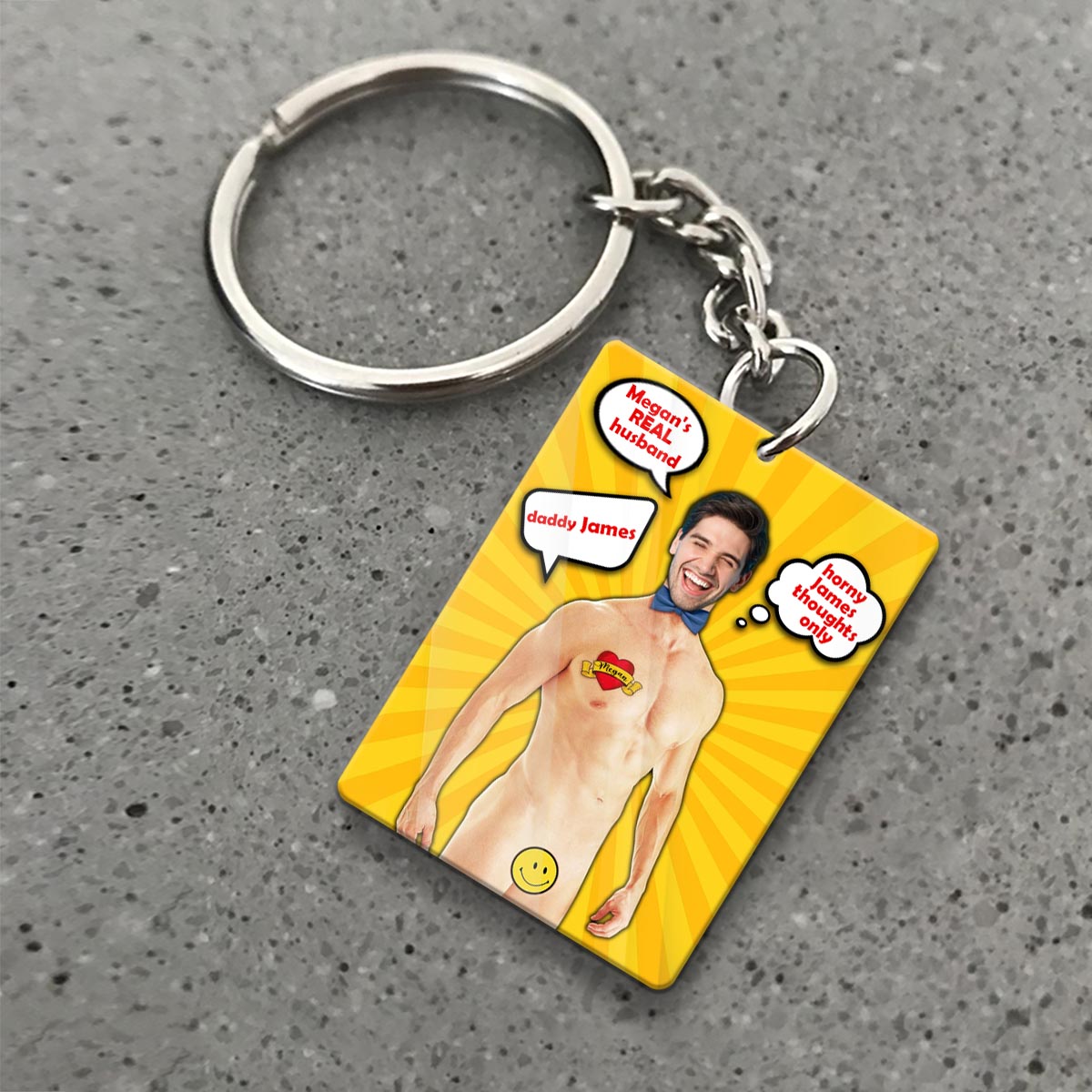 Der Mann, der Mythos, die Legende – Personalisierter Schlüsselanhänger für Ehepaare