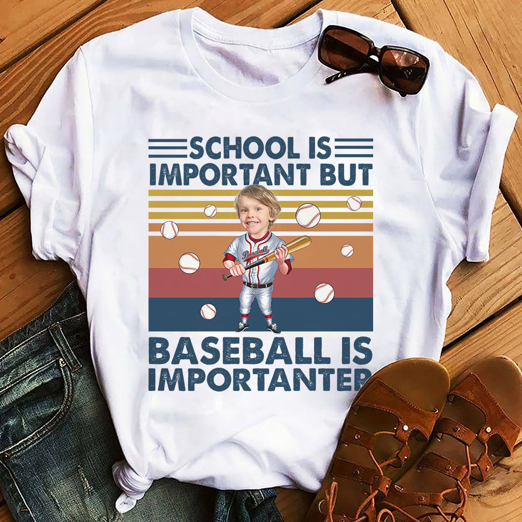 Schule ist wichtig, aber – personalisiertes Baseball-T-Shirt und Hoodie