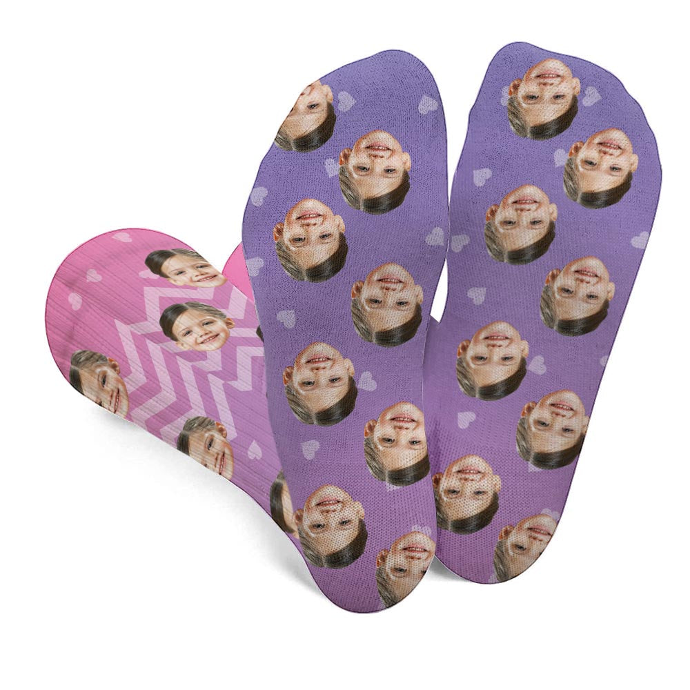 Individuelles lila Gesichtsmuster – personalisierte Socken für die Tochter