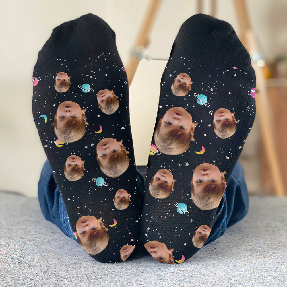 Personalisierte Socken mit Galaxy-Gesichtsmotiven für die Enkelin