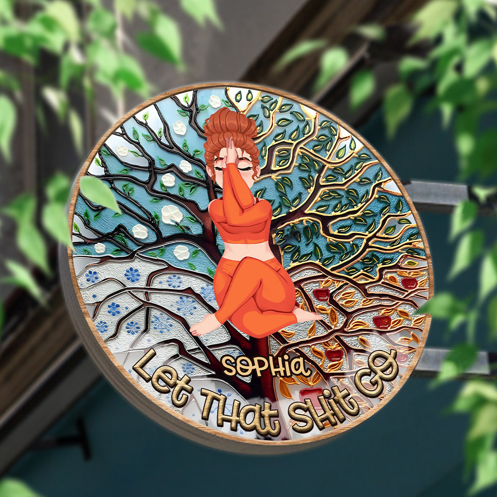 Lass den Scheiß los – Personalisiertes Yoga-Rundschild aus Holz