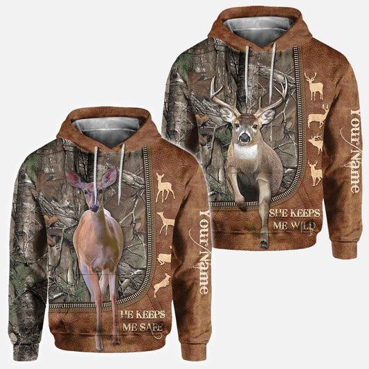 Er beschützt mich – Personalisiertes T-Shirt und Hoodie mit Ledermuster und Jagdmotiv für Paare