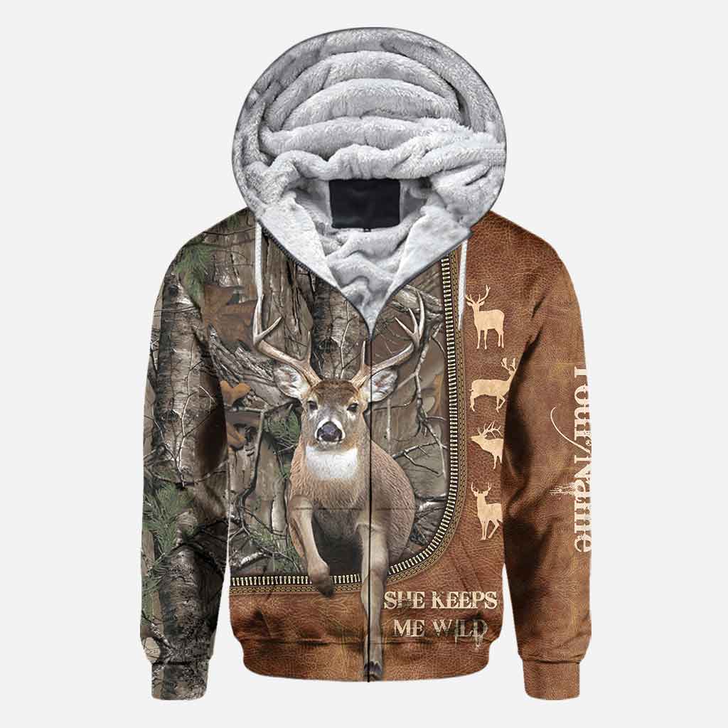 Er beschützt mich – Personalisiertes T-Shirt und Hoodie mit Ledermuster und Jagdmotiv für Paare