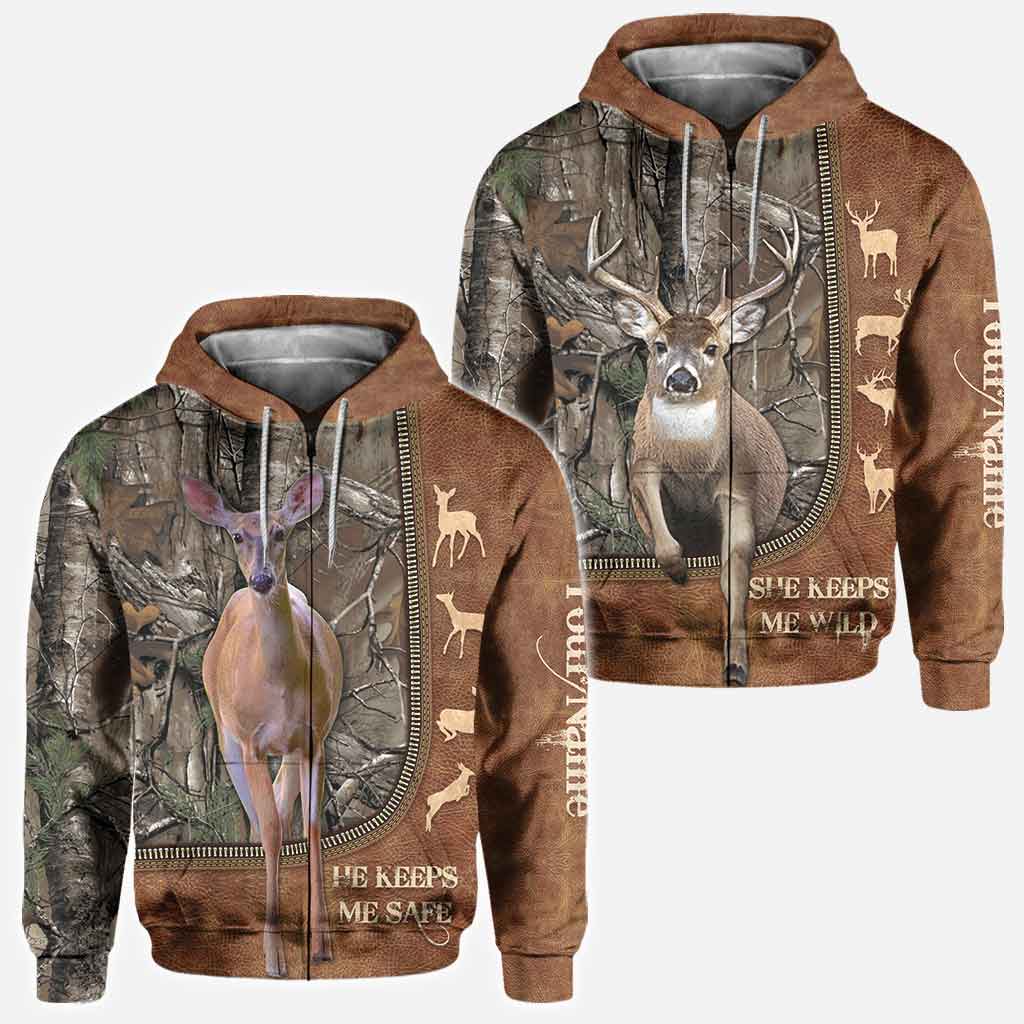 Er beschützt mich – Personalisiertes T-Shirt und Hoodie mit Ledermuster und Jagdmotiv für Paare