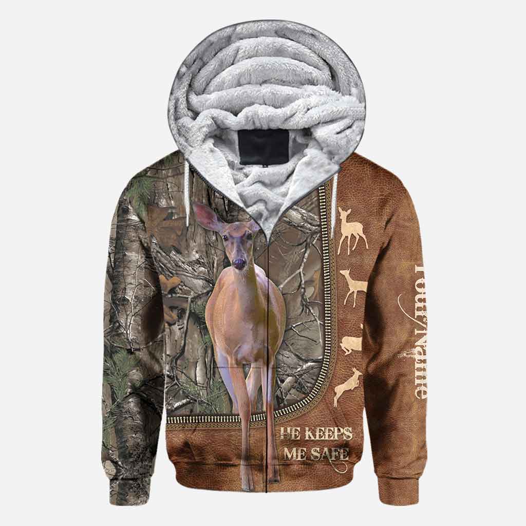 Er beschützt mich – Personalisiertes T-Shirt und Hoodie mit Ledermuster und Jagdmotiv für Paare