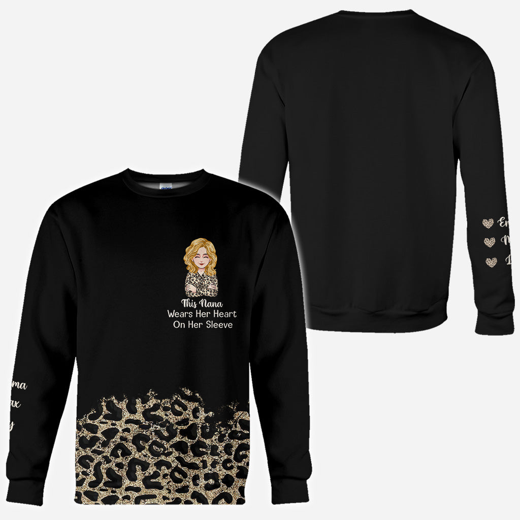 Diese Oma trägt ihr Herz auf der Zunge – Geschenk für Oma, Mama, Tante – Personalisiertes T-Shirt