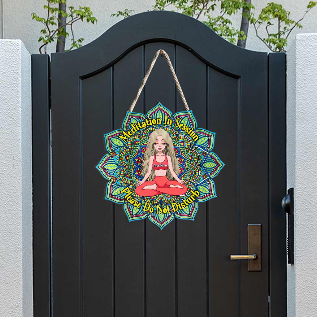 Meditationssitzung - Personalisiertes Yoga-Holzschild