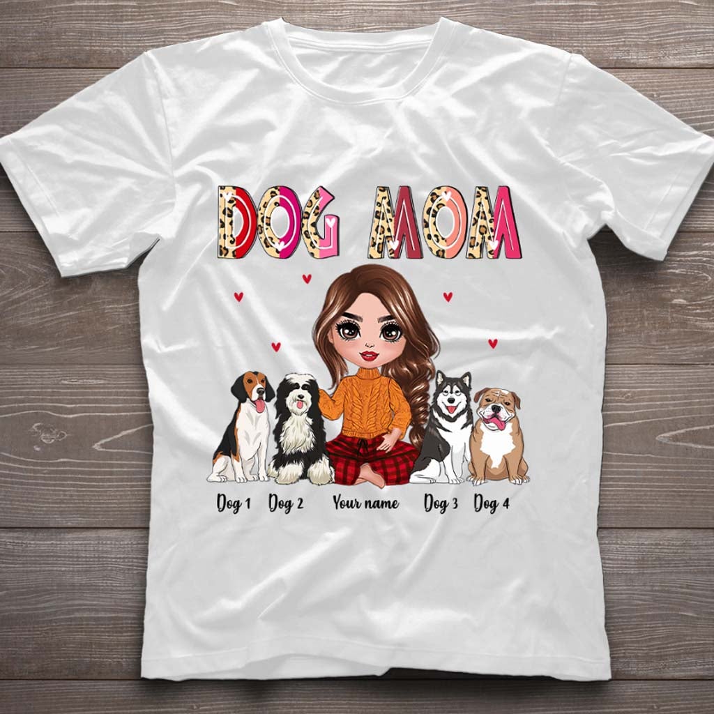 Mama und Oma sitzen mit Hund – personalisiertes Hunde-T-Shirt und Hoodie