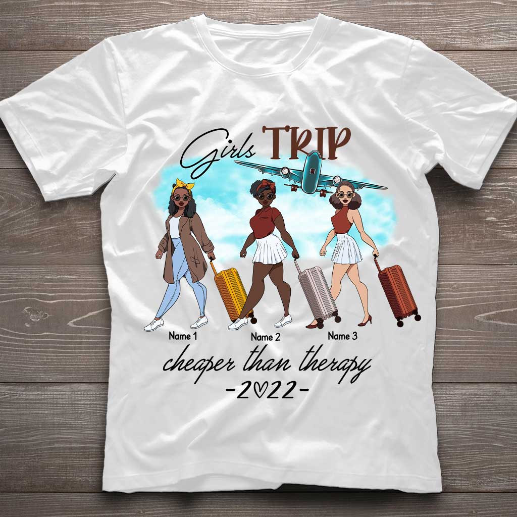 Mädelsurlaub ist günstiger als Therapie 2022 – Personalisiertes Reise-T-Shirt und Hoodie