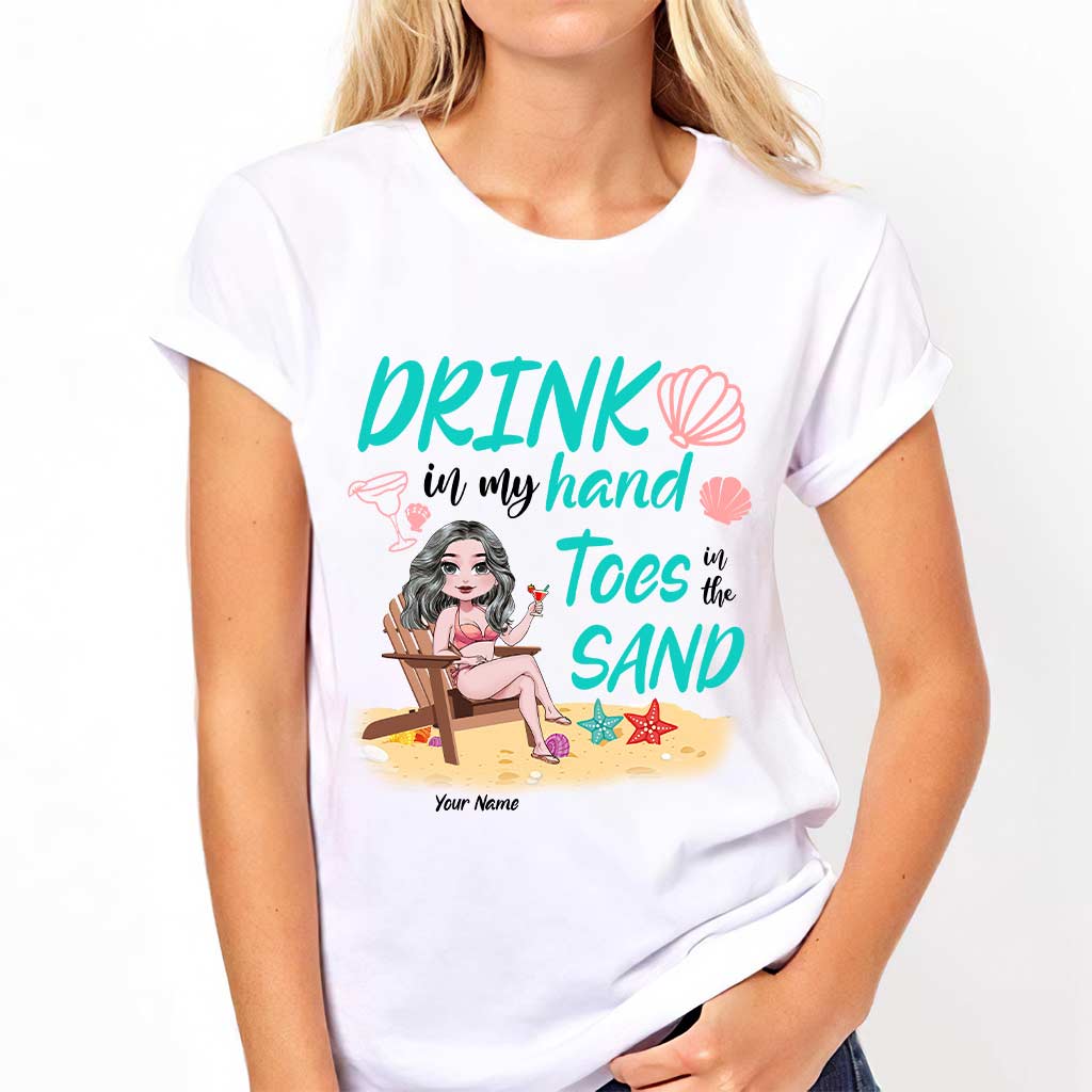 Drink in My Hand Toes The Sand - Personalisiertes T-Shirt und Hoodie für Meeresliebhaber