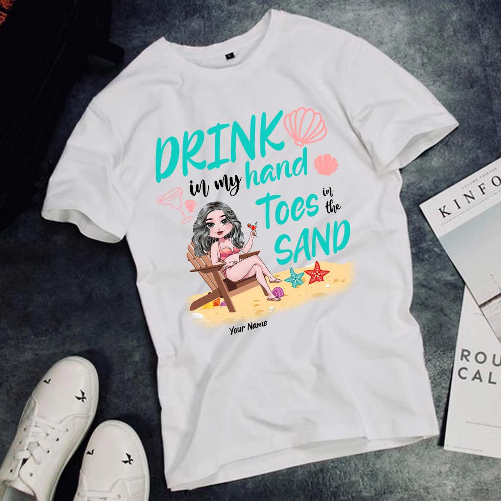 Drink in My Hand Toes The Sand - Personalisiertes T-Shirt und Hoodie für Meeresliebhaber