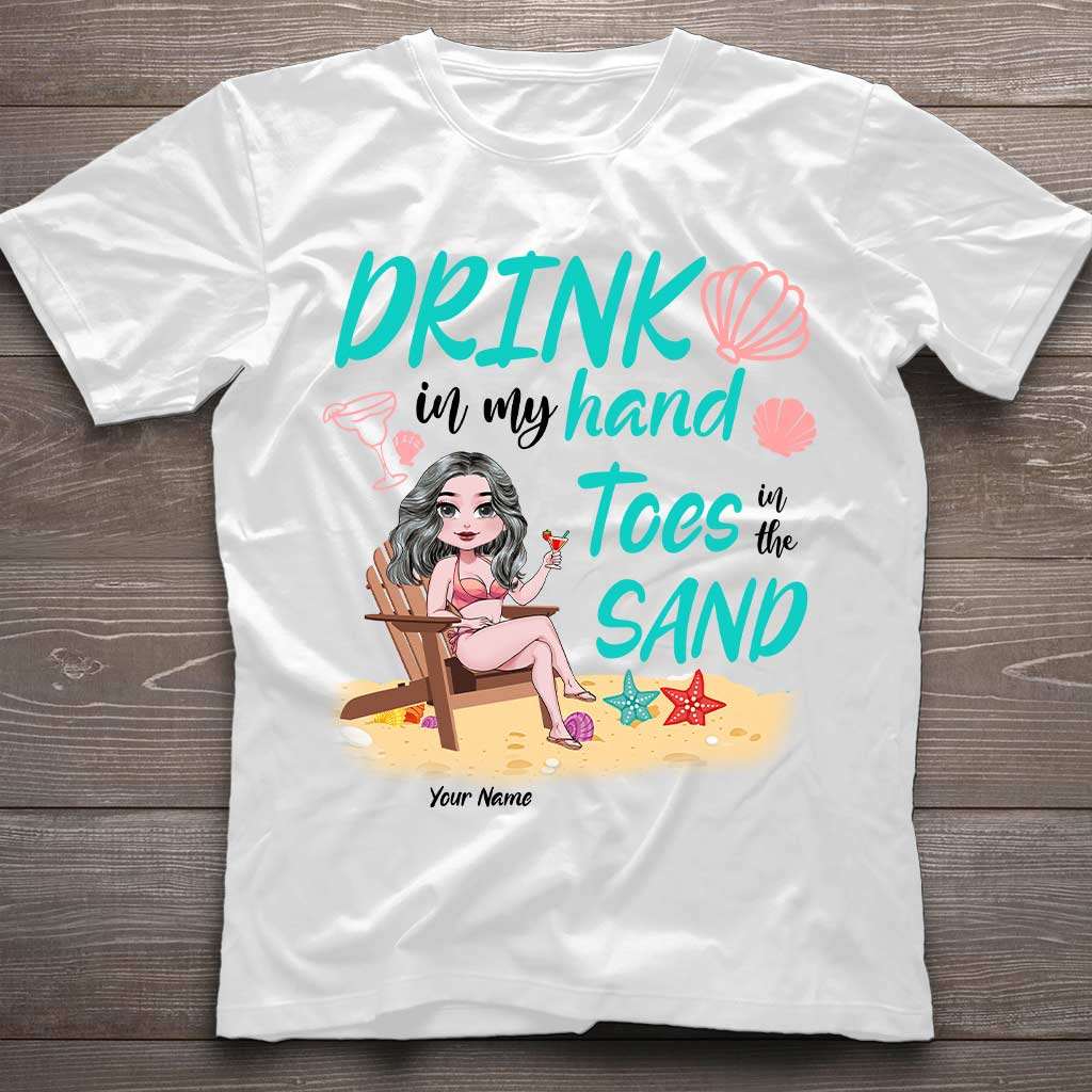Drink in My Hand Toes The Sand - Personalisiertes T-Shirt und Hoodie für Meeresliebhaber