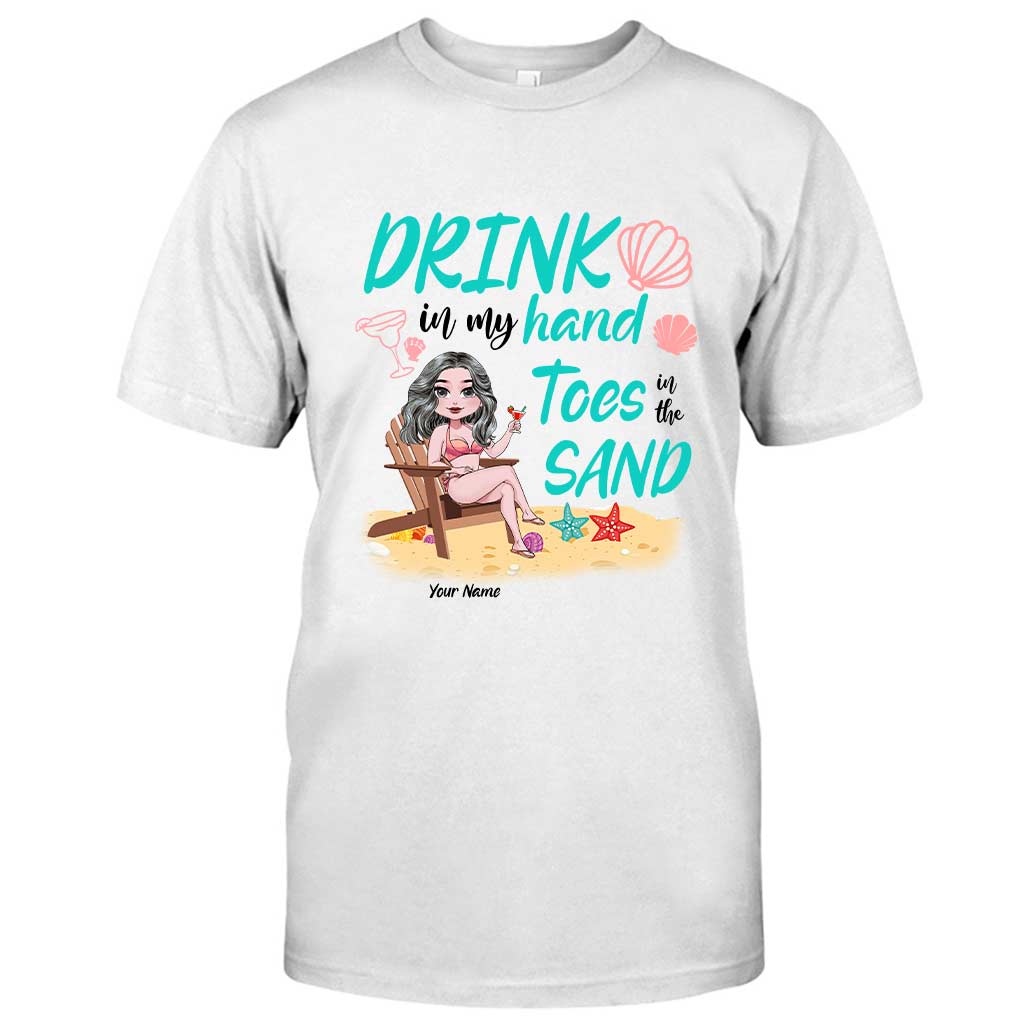 Drink in My Hand Toes The Sand - Personalisiertes T-Shirt und Hoodie für Meeresliebhaber