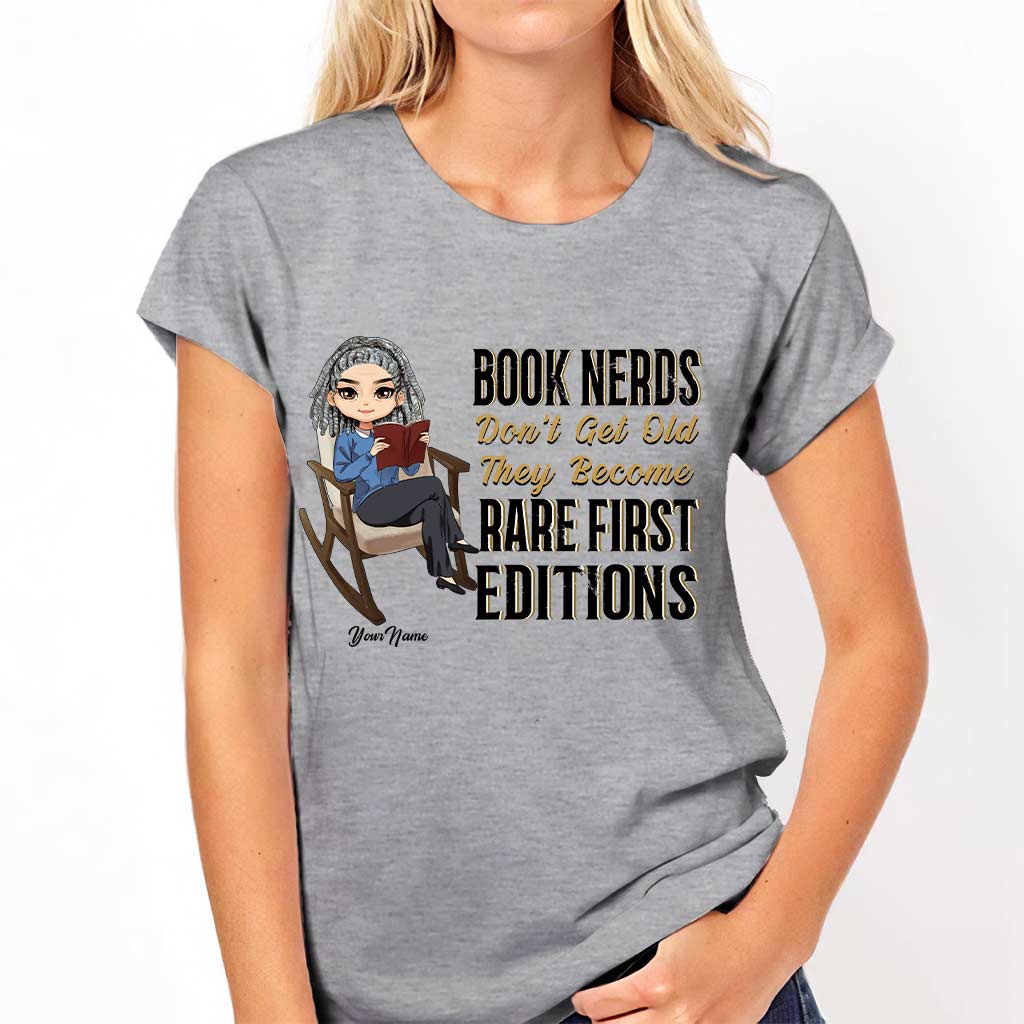 Bücherwürmer werden nicht alt – Personalisiertes T-Shirt und Hoodie