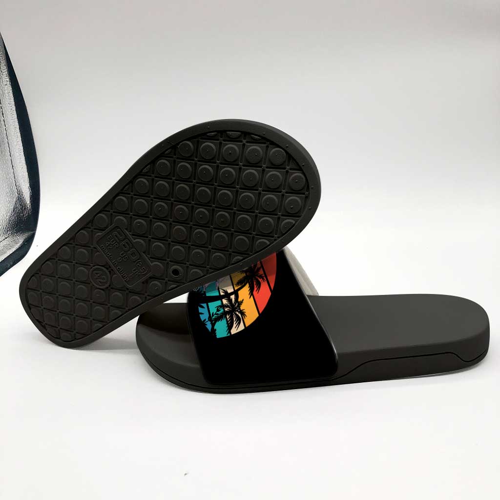 Das Leben ist schöner am Strand – personalisierte Strandliebhaber-Sandalen