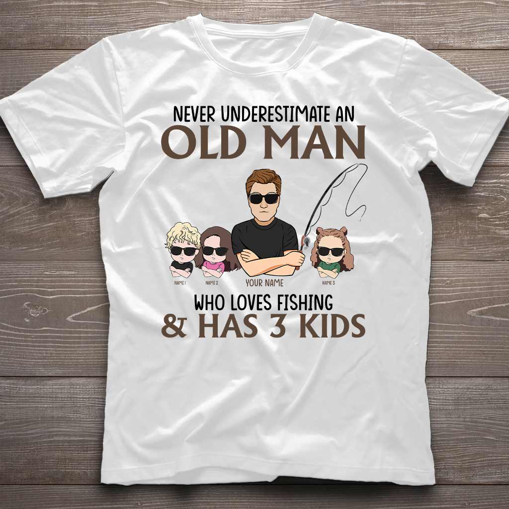 Unterschätze niemals einen alten Mann, der gerne angelt – personalisiertes Vatertags-T-Shirt und Hoodie