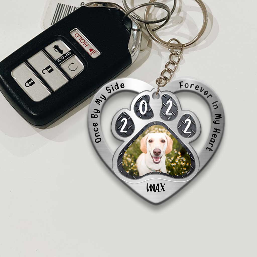 Einmal an meiner Seite, für immer in meinem Herzen – personalisierter Hunde-Schlüsselanhänger mit Metallmusterdruck (beidseitig bedruckt)