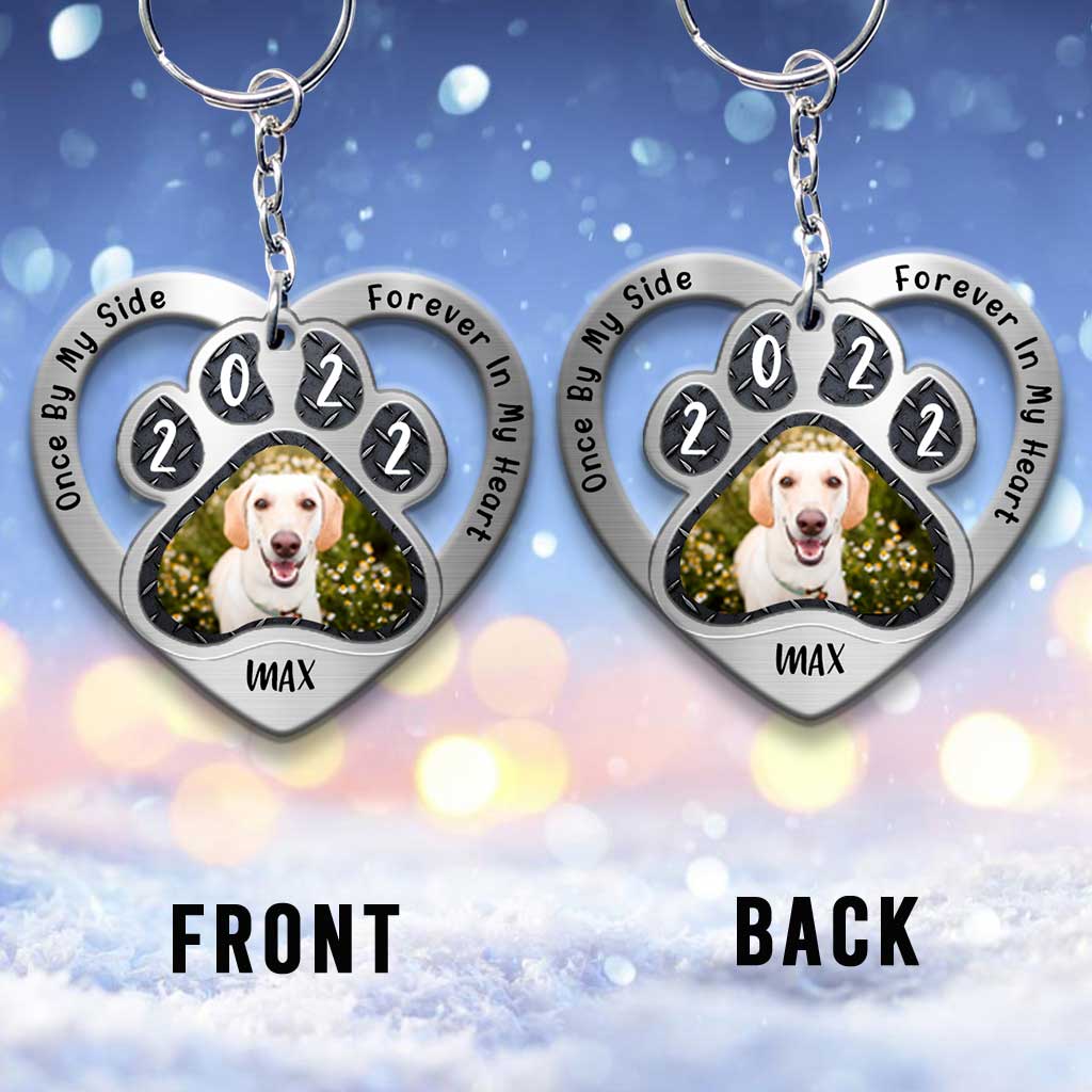 Einmal an meiner Seite, für immer in meinem Herzen – personalisierter Hunde-Schlüsselanhänger mit Metallmusterdruck (beidseitig bedruckt)