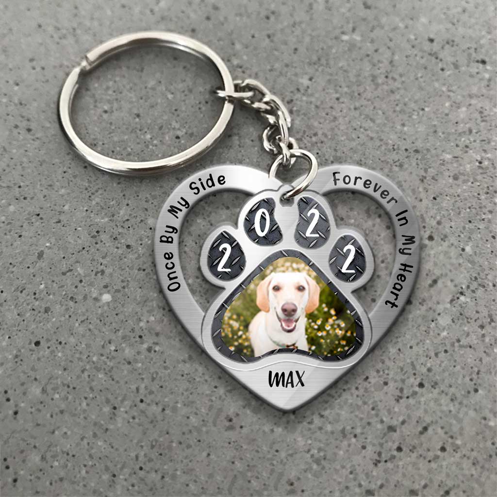 Einmal an meiner Seite, für immer in meinem Herzen – personalisierter Hunde-Schlüsselanhänger mit Metallmusterdruck (beidseitig bedruckt)