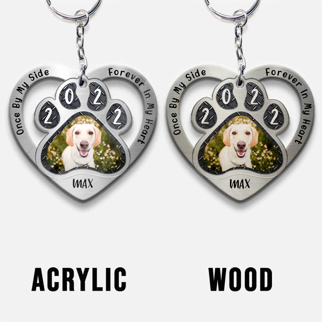 Einmal an meiner Seite, für immer in meinem Herzen – personalisierter Hunde-Schlüsselanhänger mit Metallmusterdruck (beidseitig bedruckt)