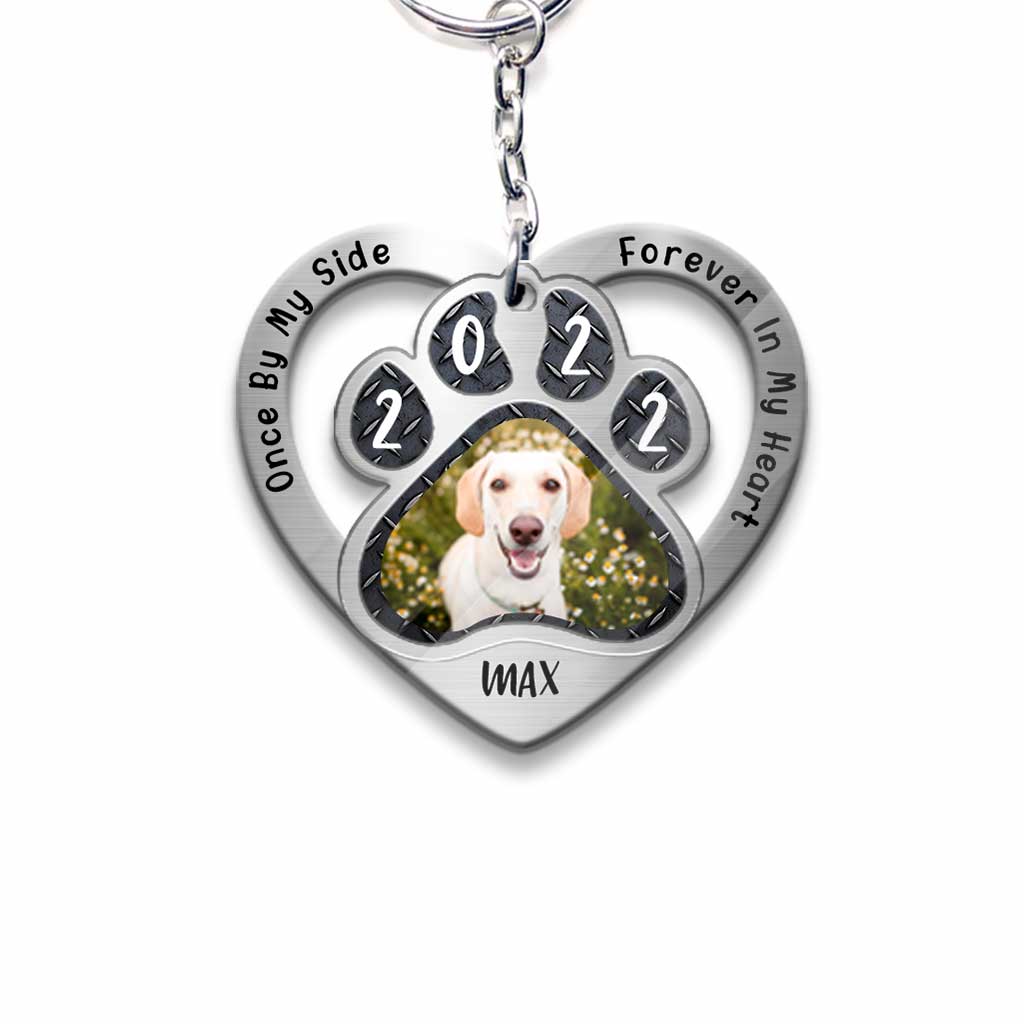 Einmal an meiner Seite, für immer in meinem Herzen – personalisierter Hunde-Schlüsselanhänger mit Metallmusterdruck (beidseitig bedruckt)
