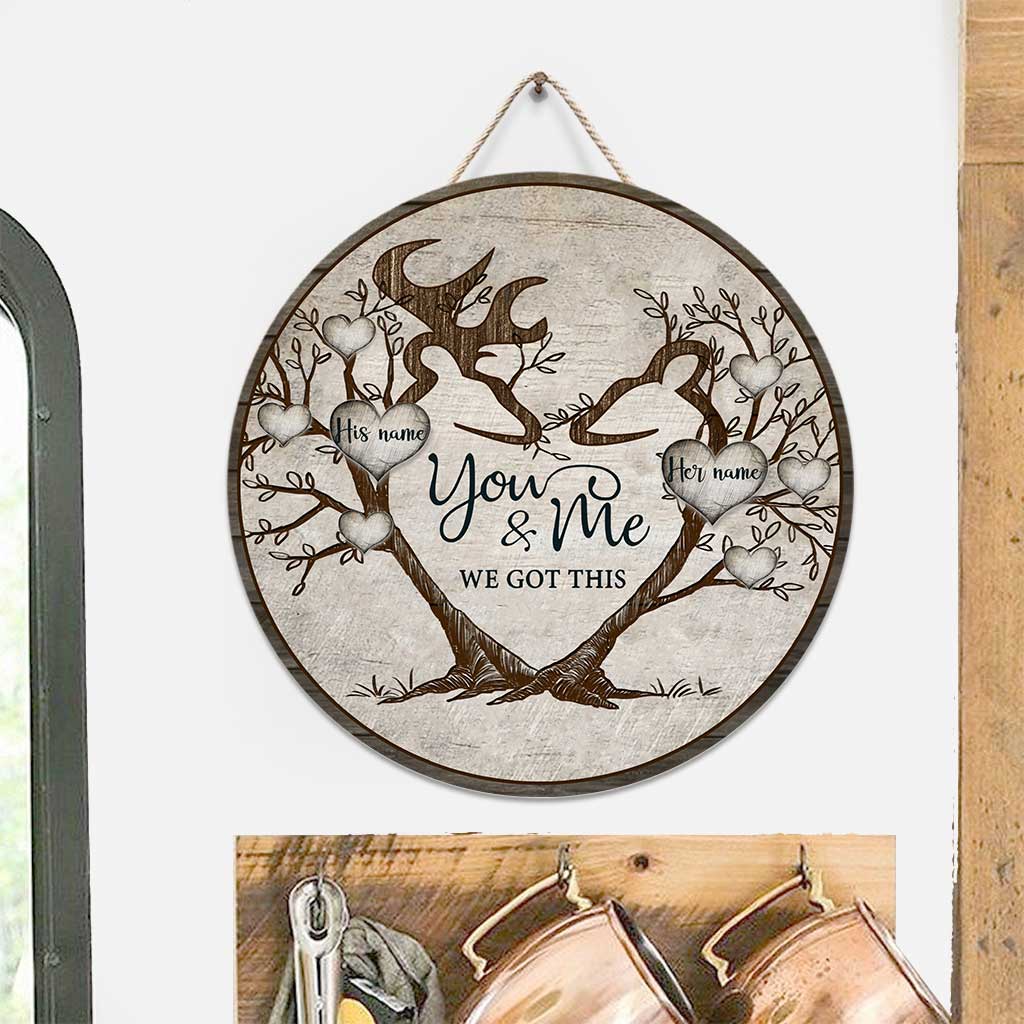Du und ich, wir schaffen das – Personalisiertes rundes Holzschild „Paar auf der Jagd“