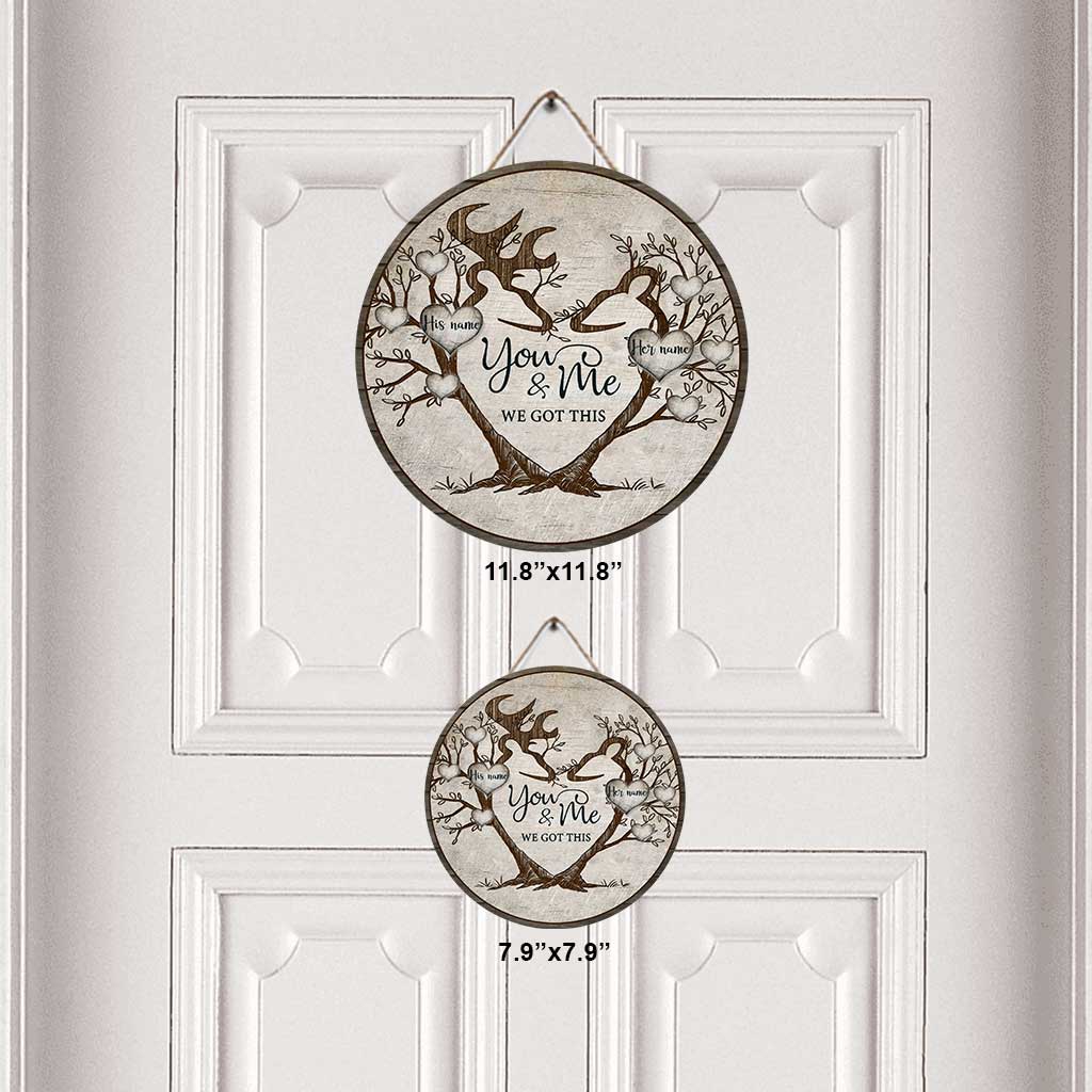 Du und ich, wir schaffen das – Personalisiertes rundes Holzschild „Paar auf der Jagd“