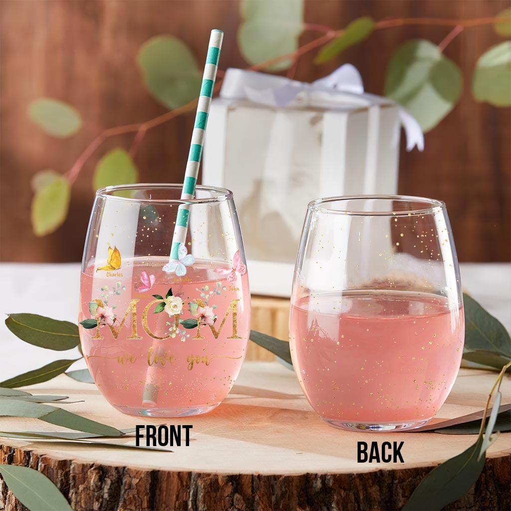 Wir lieben dich – Personalisiertes Weinglas zum Muttertag mit der Aufschrift „Mama All Over“.