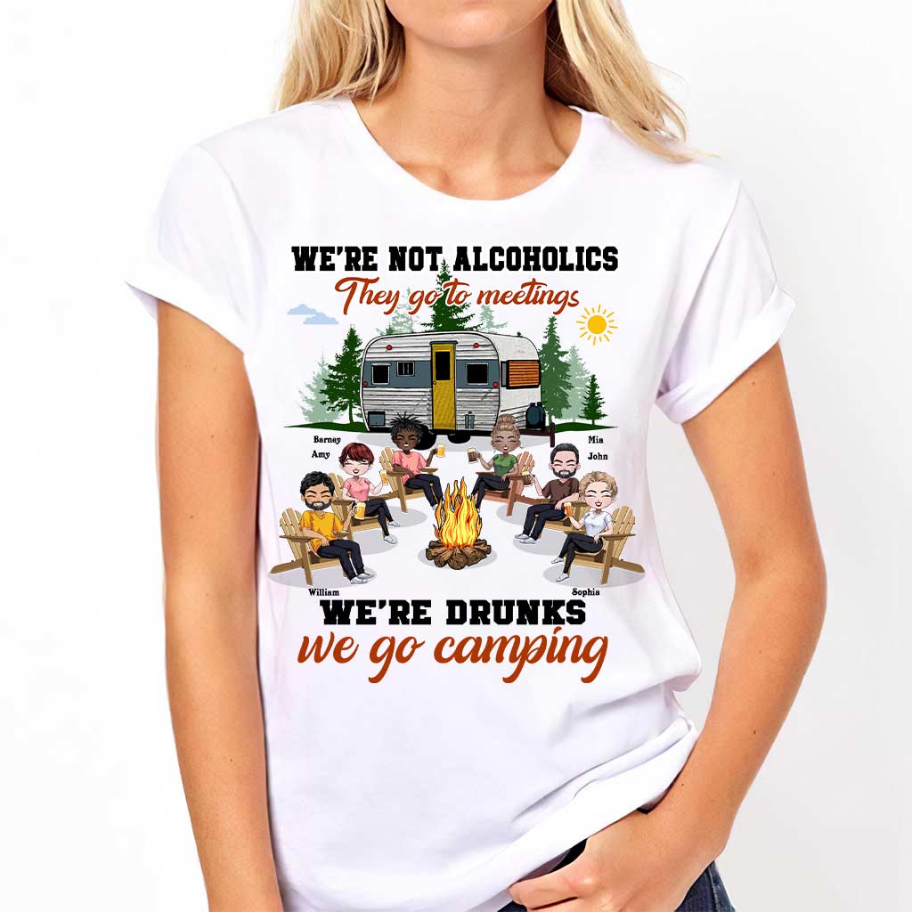 Wir sind keine Alkoholiker, die zum Treffen gehen – Personalisiertes Camping-T-Shirt und Hoodie