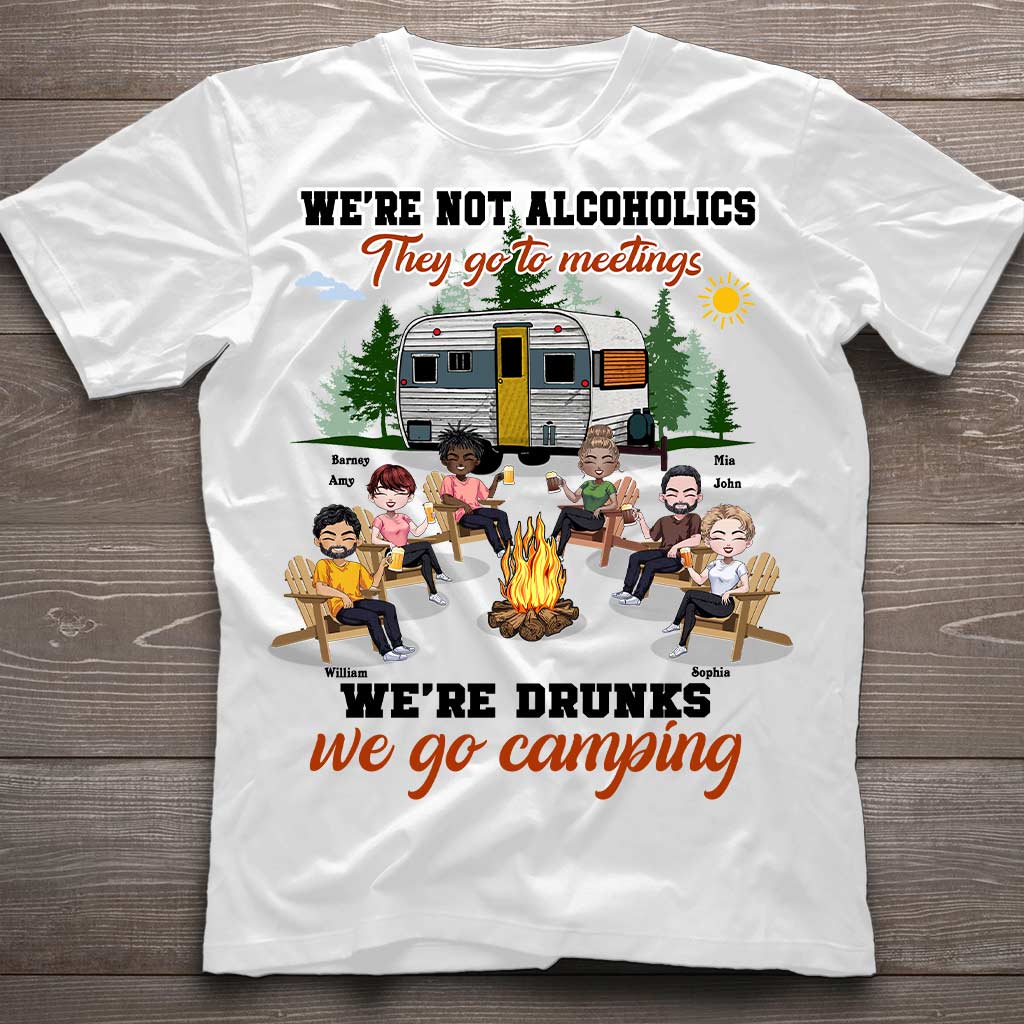Wir sind keine Alkoholiker, die zum Treffen gehen – Personalisiertes Camping-T-Shirt und Hoodie