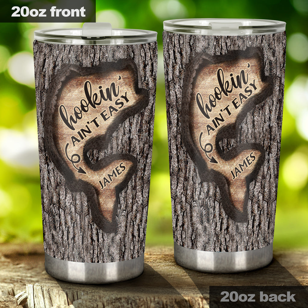 Baumschnitzerei „Liebe zum Angeln“ – personalisierter Angelbecher