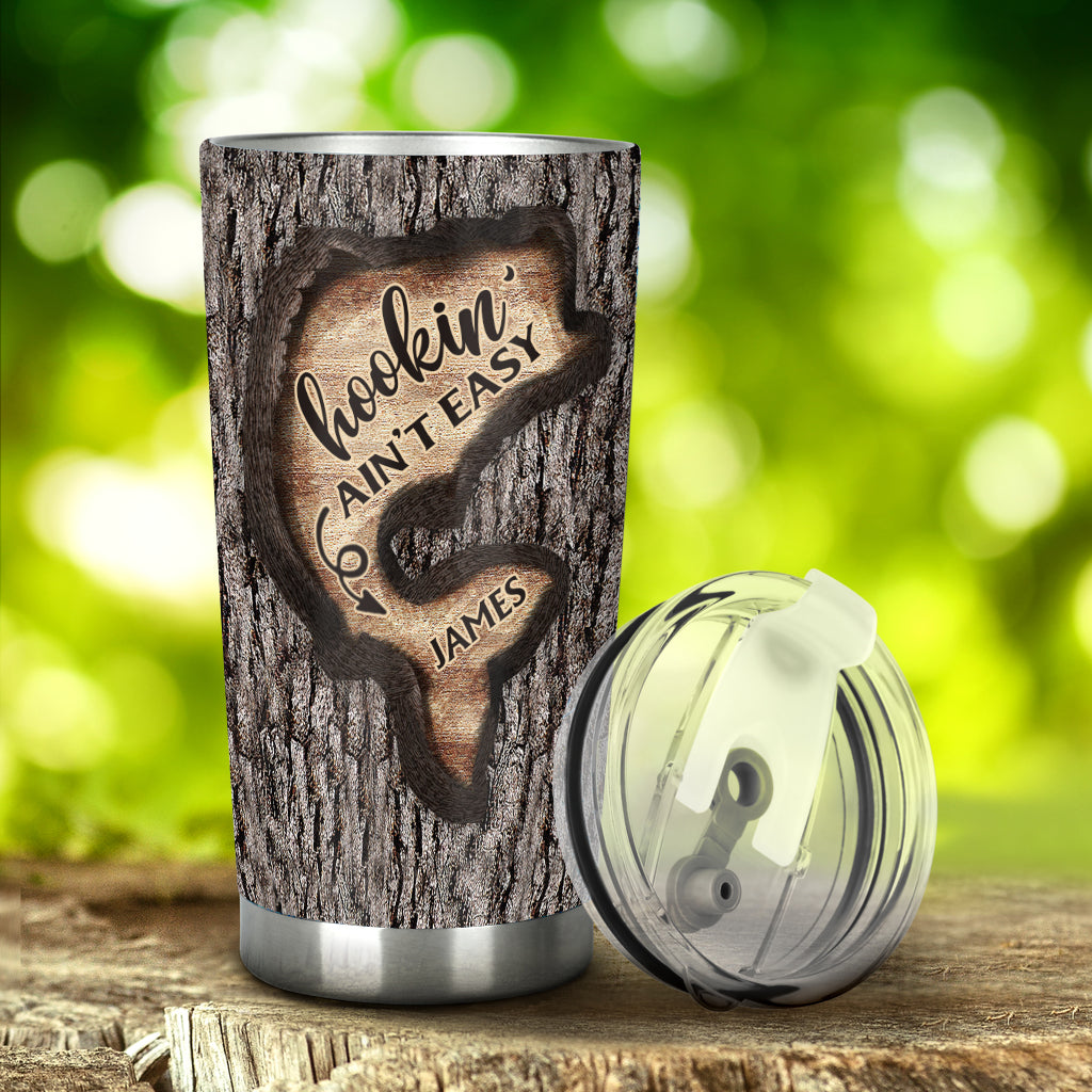 Baumschnitzerei „Liebe zum Angeln“ – personalisierter Angelbecher