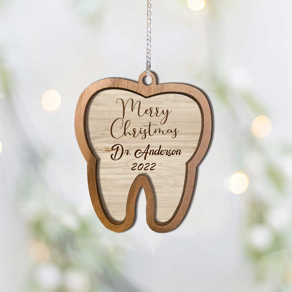 Frohe Weihnachten mit Zahnmotiv – Personalisierter Zahnarzt-Holzschmuck aus mehreren Schichten