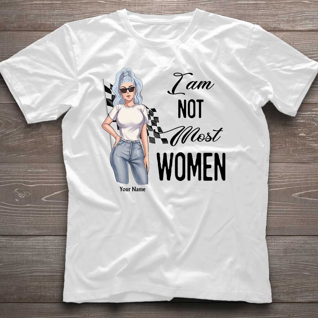 Ich bin nicht wie die meisten Frauen – Personalisiertes Renn-T-Shirt und Hoodie