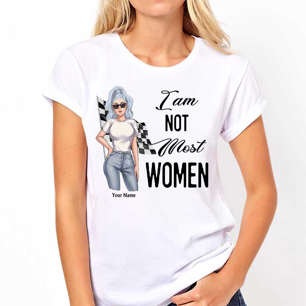 Ich bin nicht wie die meisten Frauen – Personalisiertes Renn-T-Shirt und Hoodie