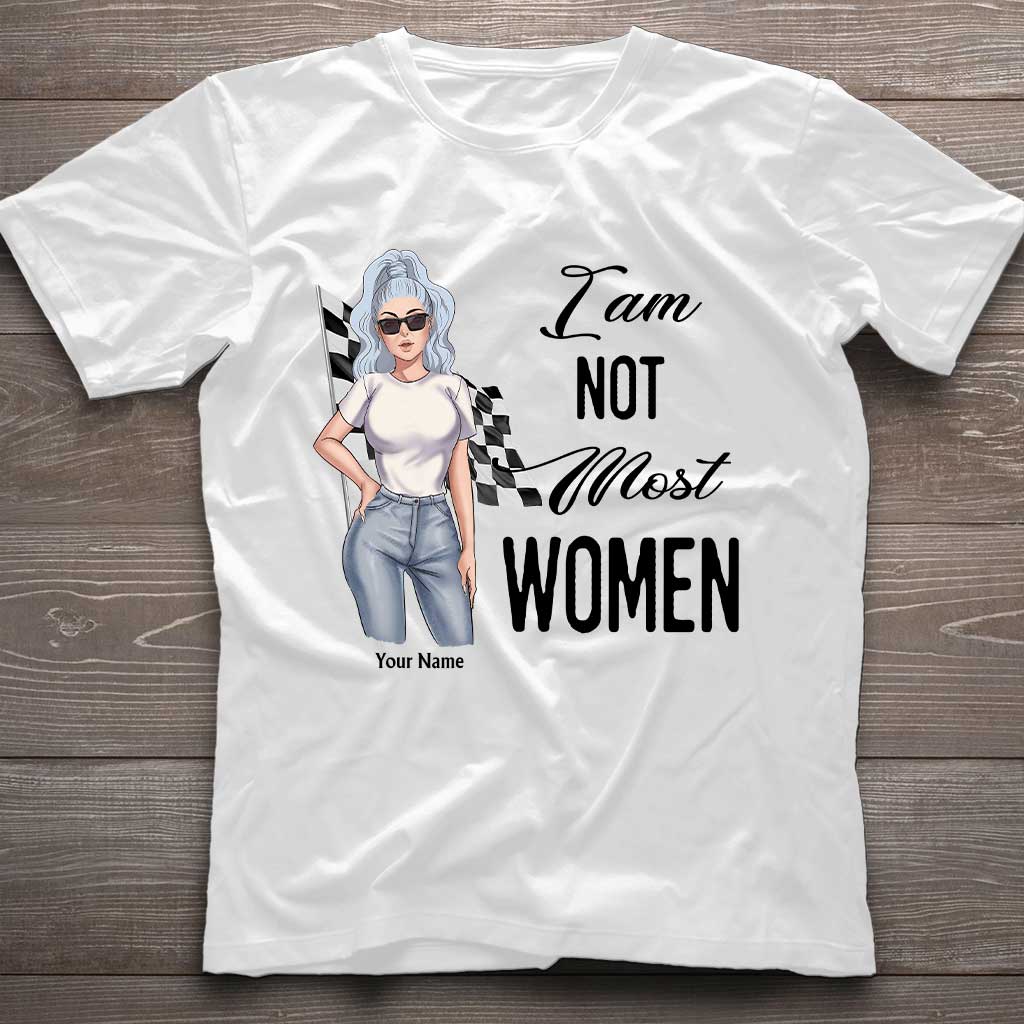 Ich bin nicht wie die meisten Frauen – Personalisiertes Renn-T-Shirt und Hoodie